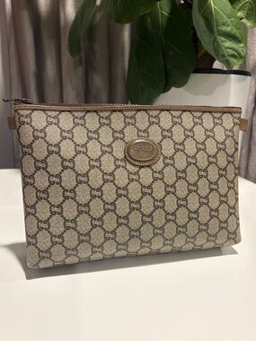 Gucci Brown GG Plus Supreme Canvas Zip Pouch-Clutch, Authentic.